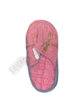 Load image into Gallery viewer, Rosy Trellis Hawaiian Home Slippers - Small
